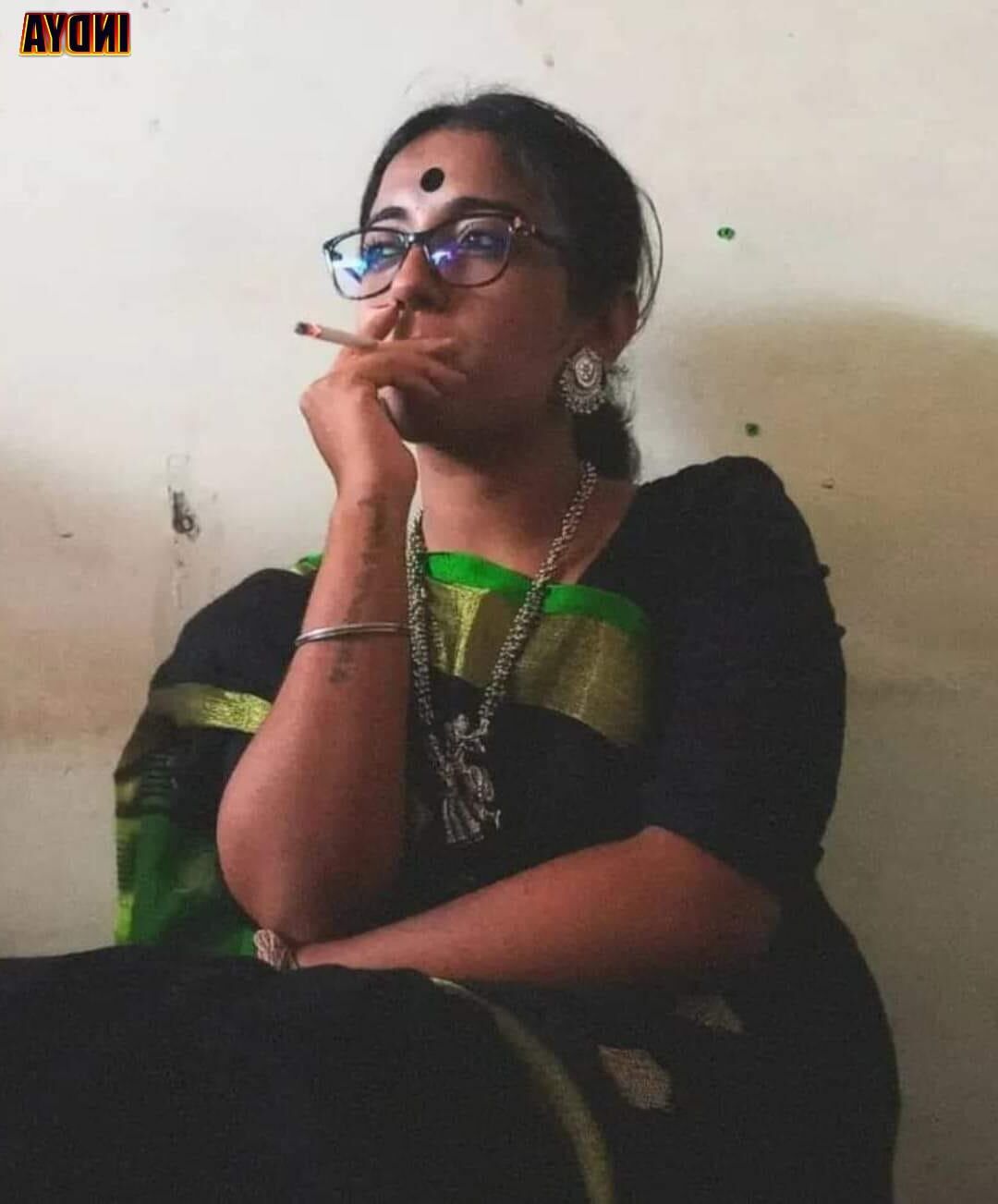 Merde: Fumer des adolescents indiens chauds!