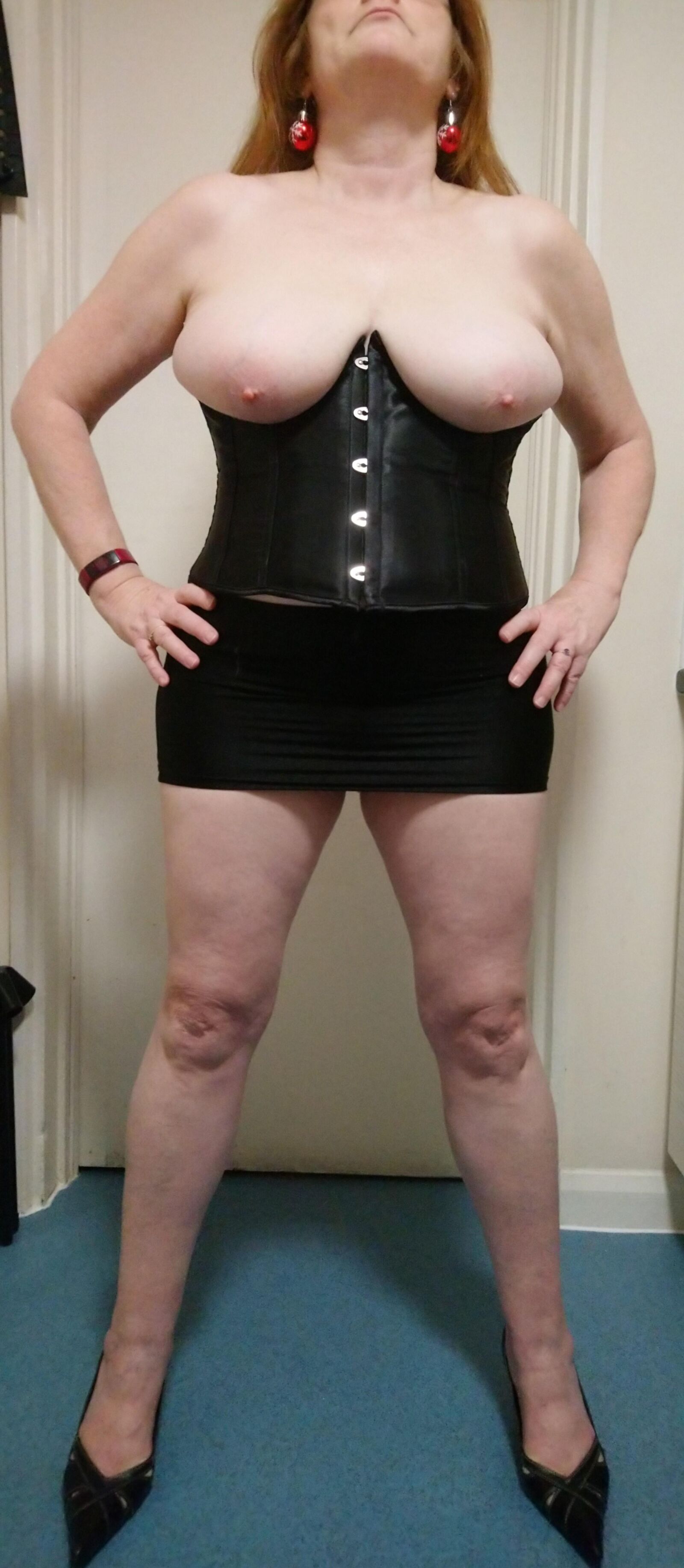 Megs UK mature rousse mûre Black Basque