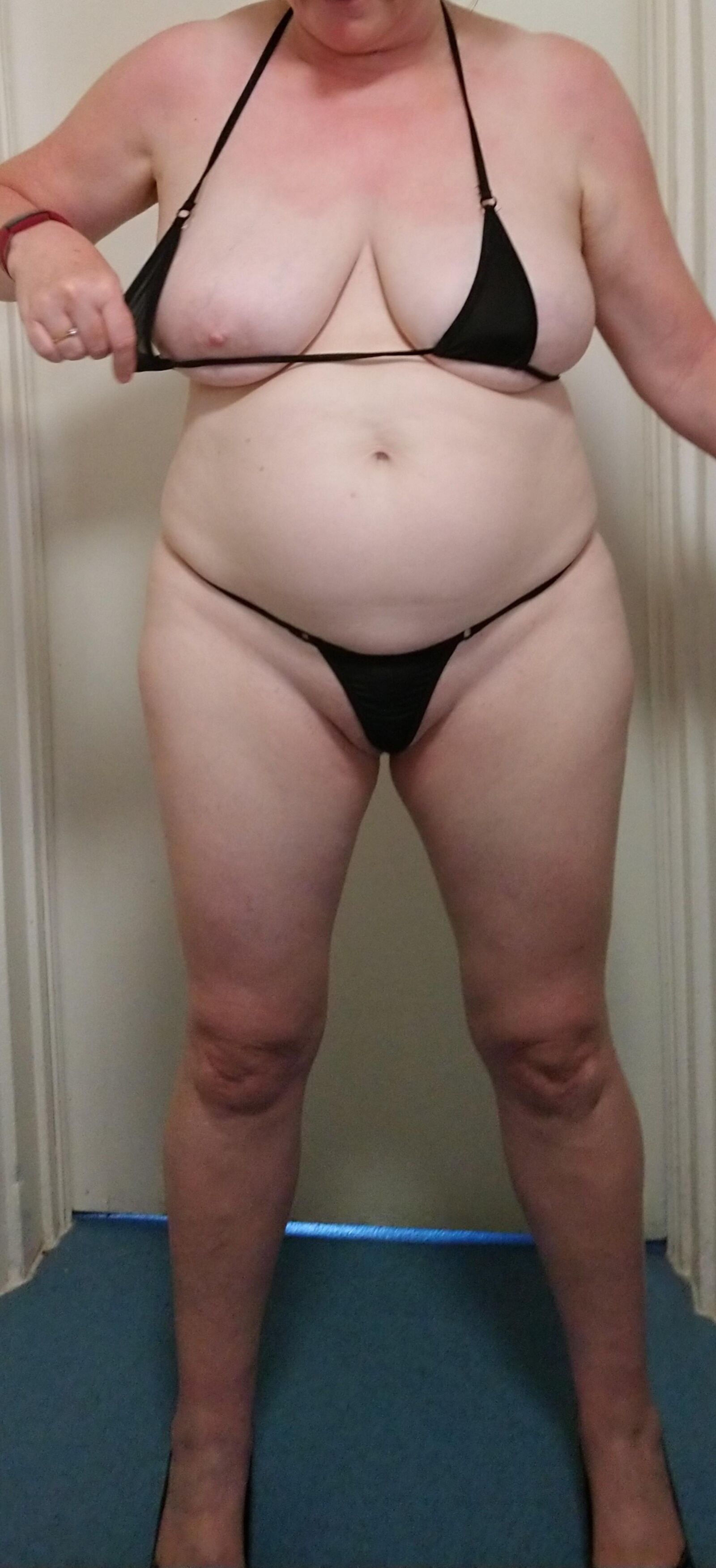 Megs UK reife Rothaarige Amateur Bikini Herausforderung