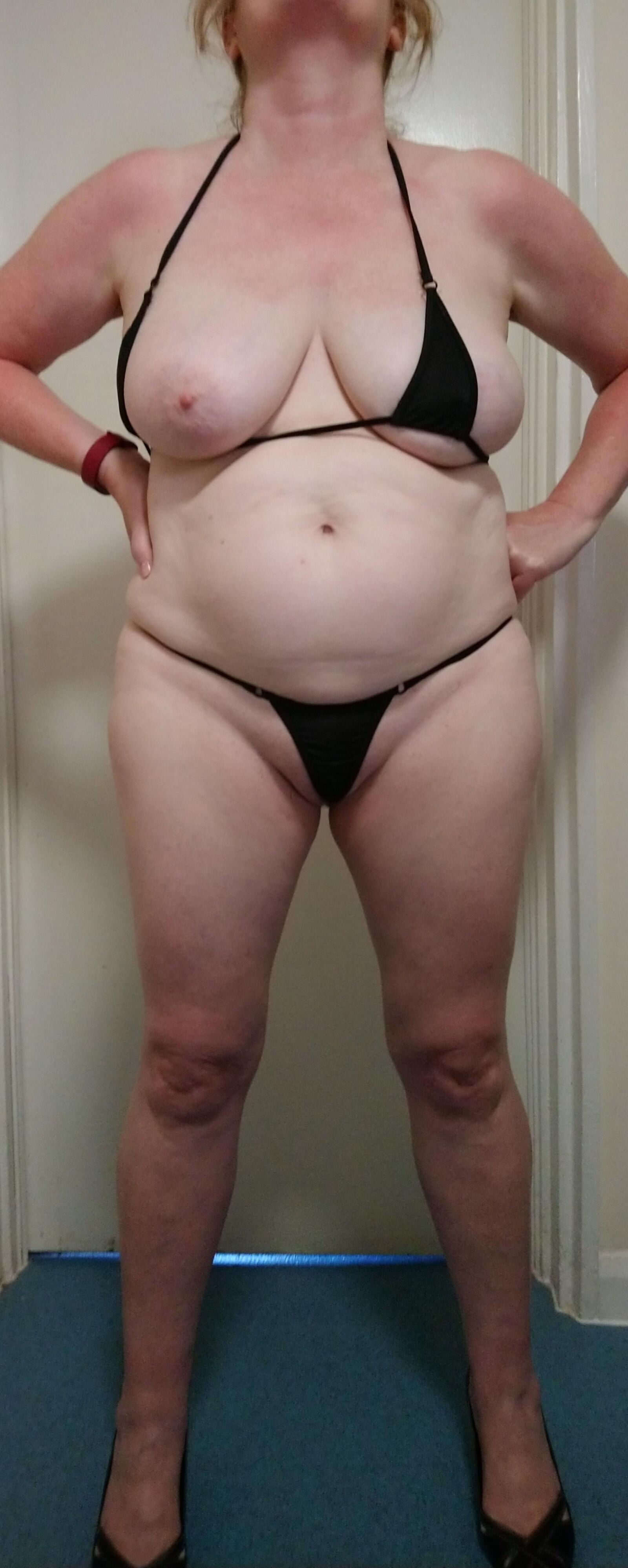Megs UK reife Rothaarige Amateur Bikini Herausforderung