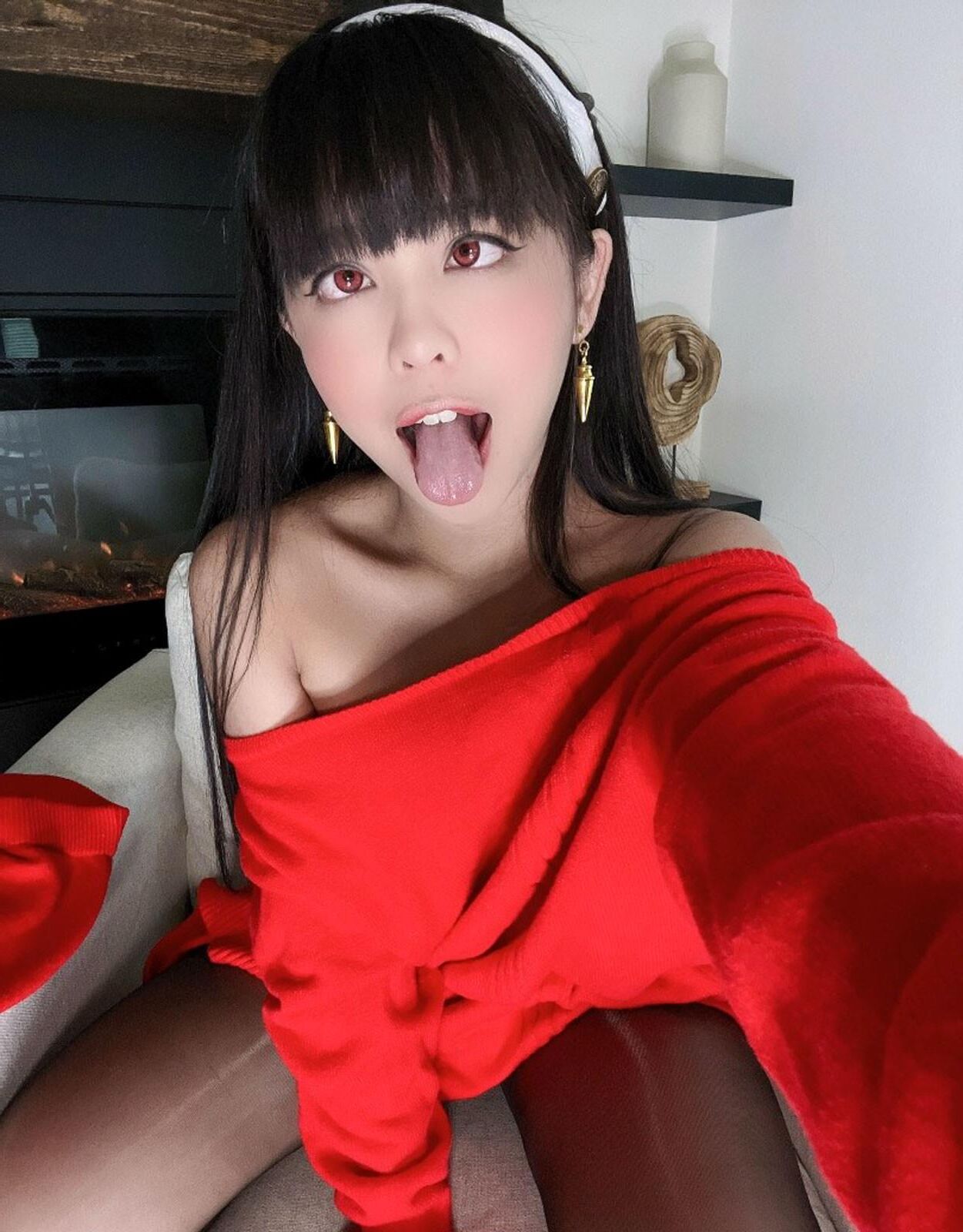 Kitty kum joli chinois américain dans une robe et collants