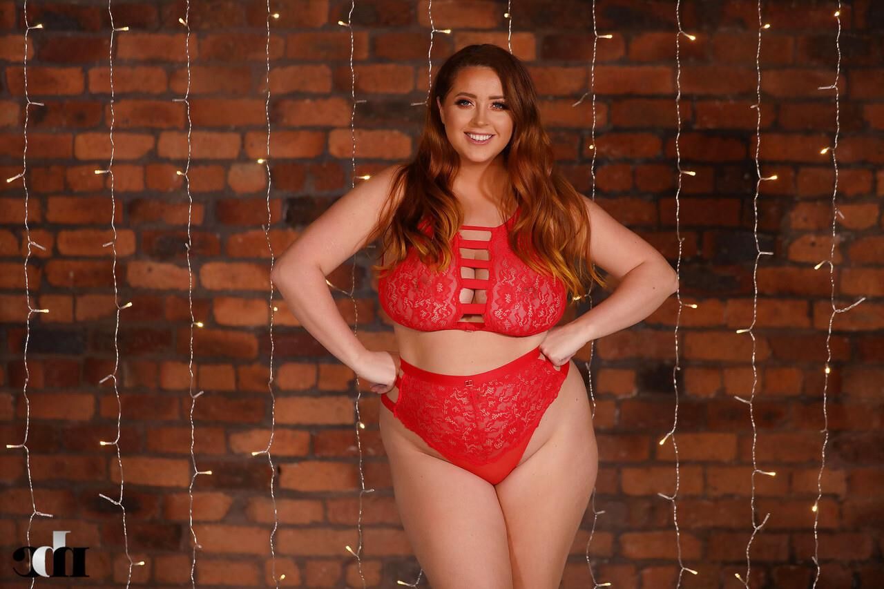 Tetona pelirroja gordita Lucy Vixen [NBC]