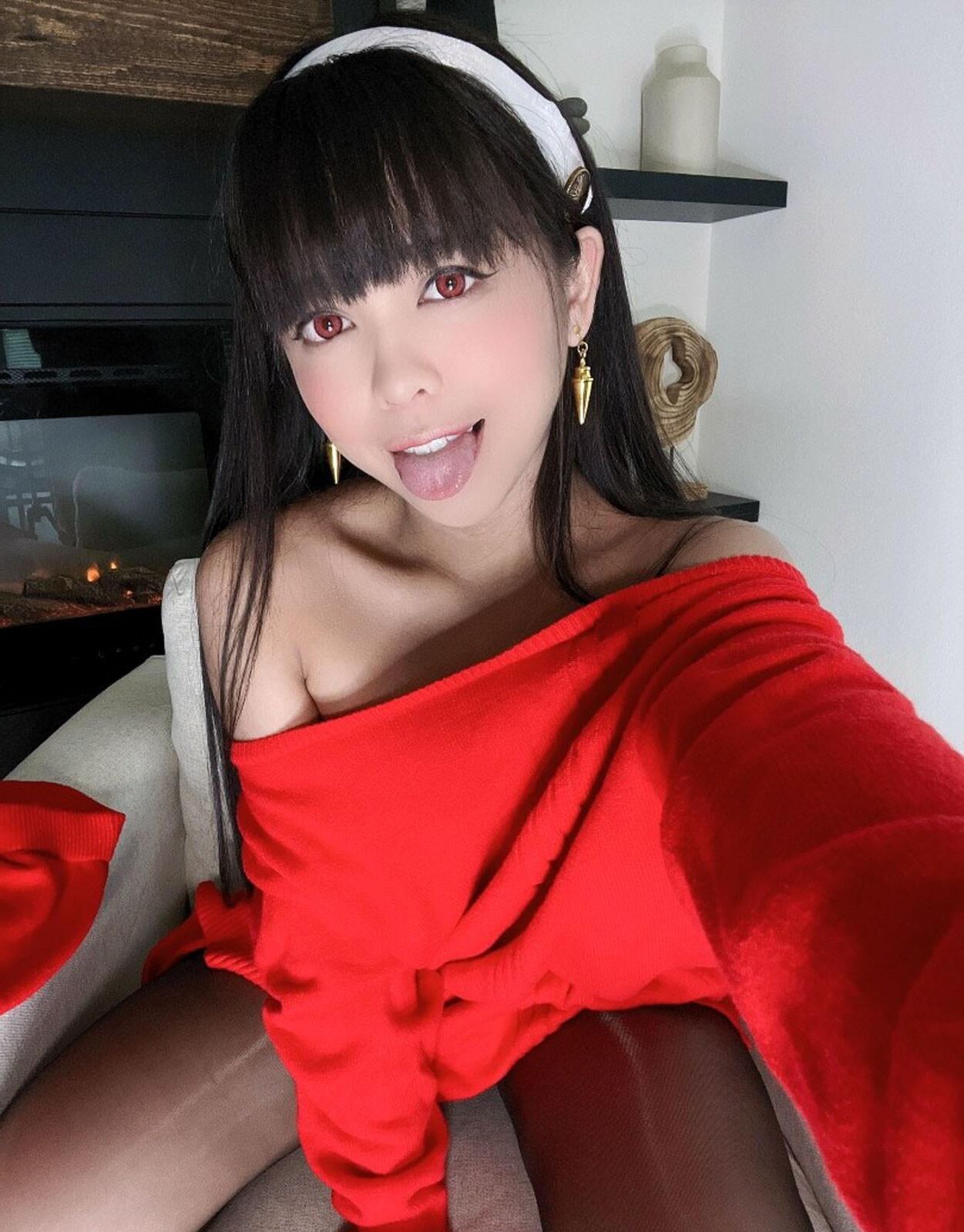 Kitty kum joli chinois américain dans une robe et collants