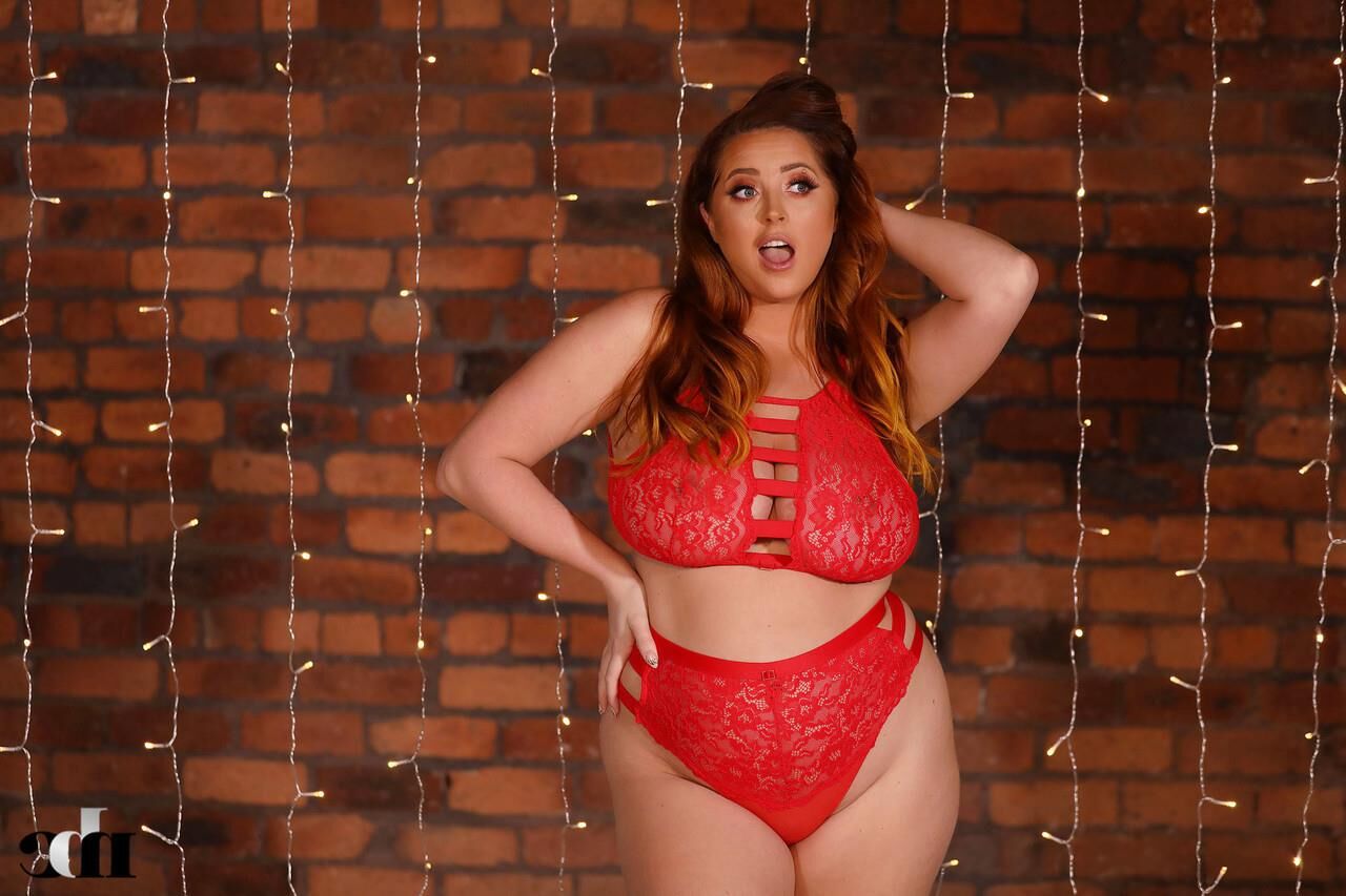 Tetona pelirroja gordita Lucy Vixen [NBC]