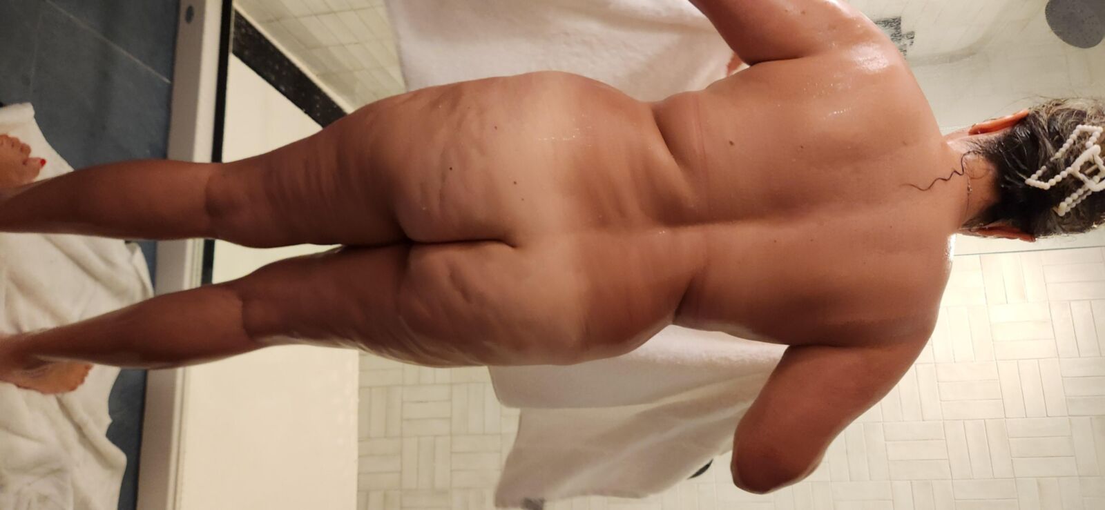 マフィントップ付きのぽっちゃりしたラティーナ