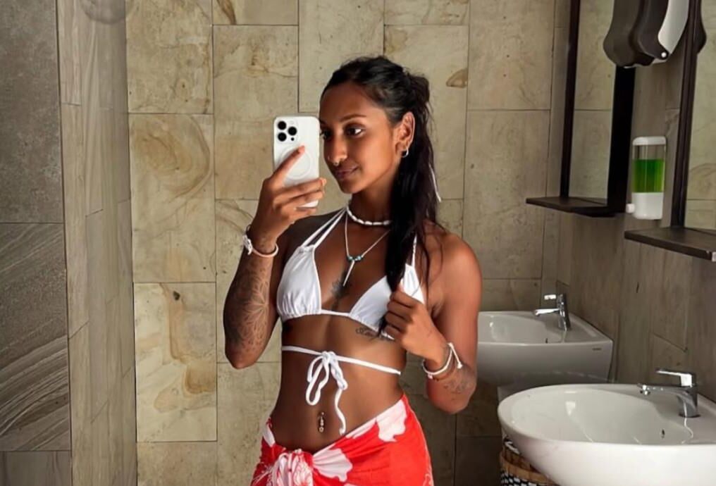 Jitta White Bikini Retrato.
