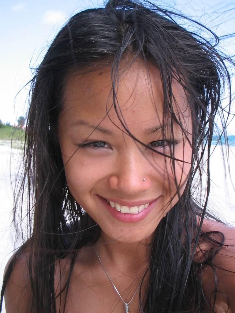 Novia asiática vacaciones desnudas