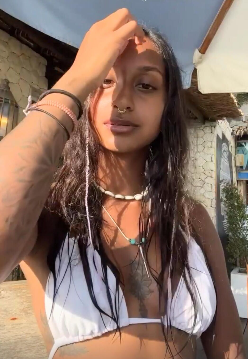 Jitta White Bikini Retrato.