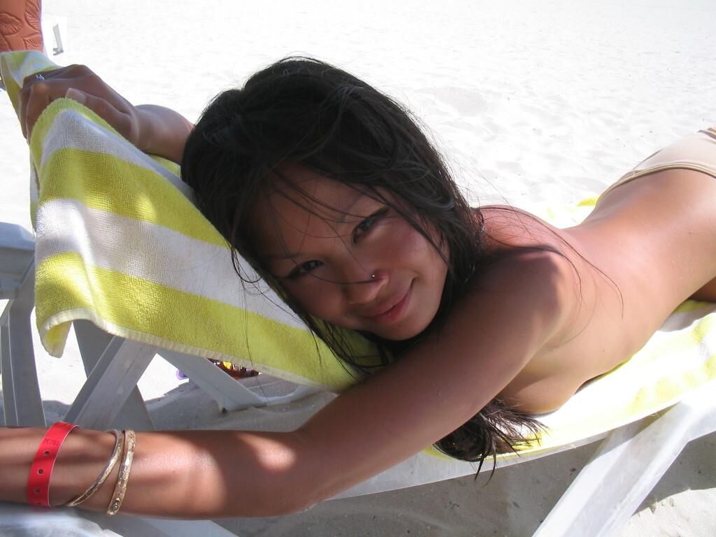 Novia asiática vacaciones desnudas