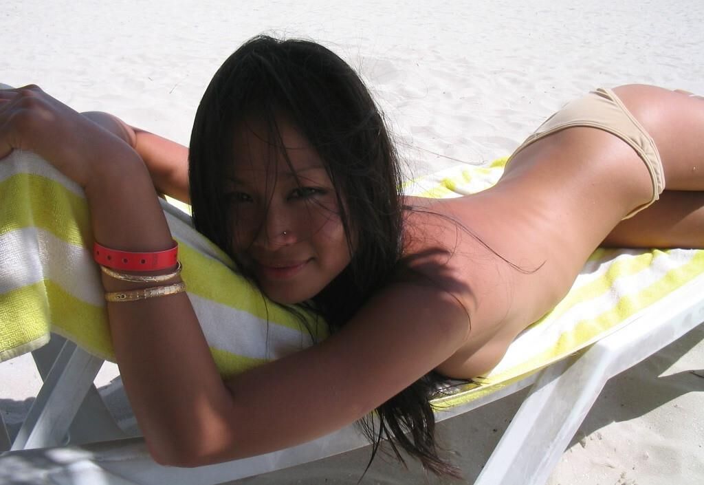 Novia asiática vacaciones desnudas