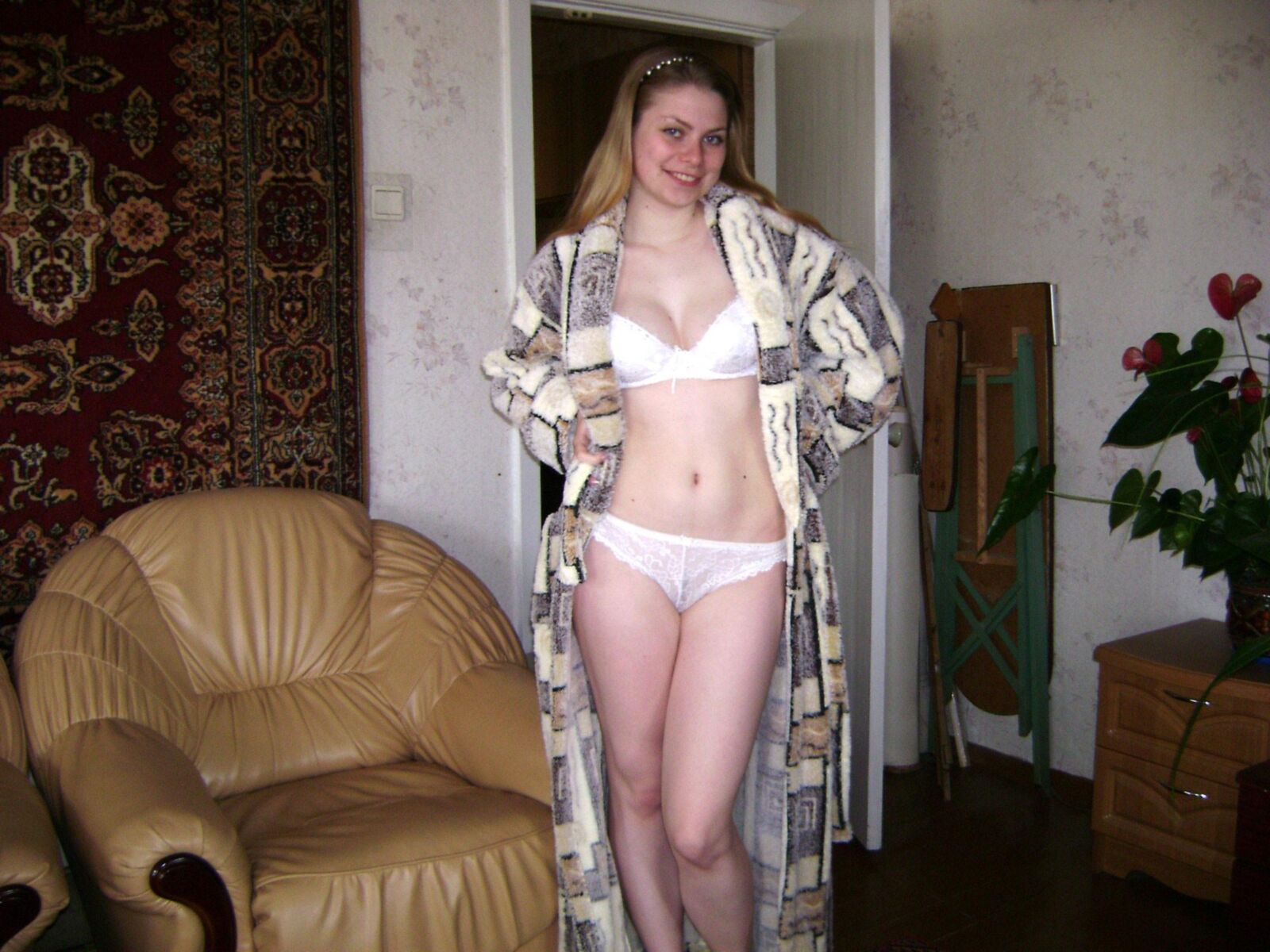 Irina cremiger blonde russische Honig mit geschwollenen Brustwarzen