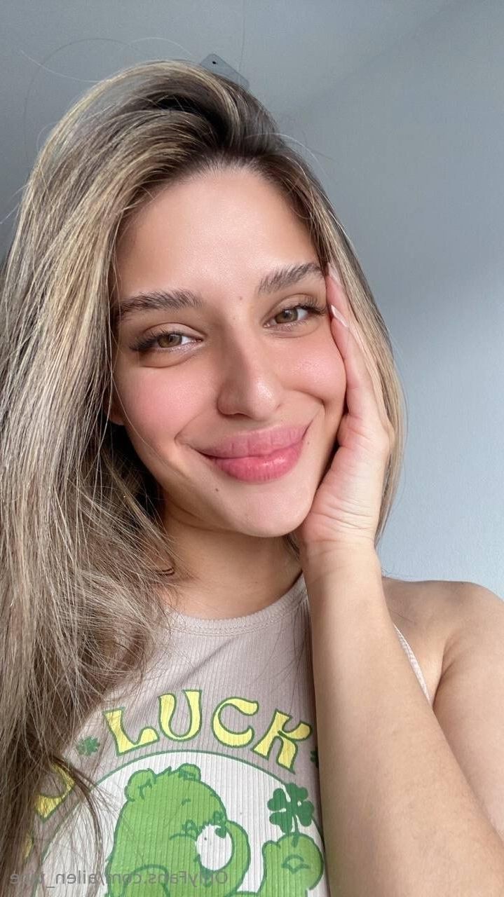 Beautiful Latina celeb