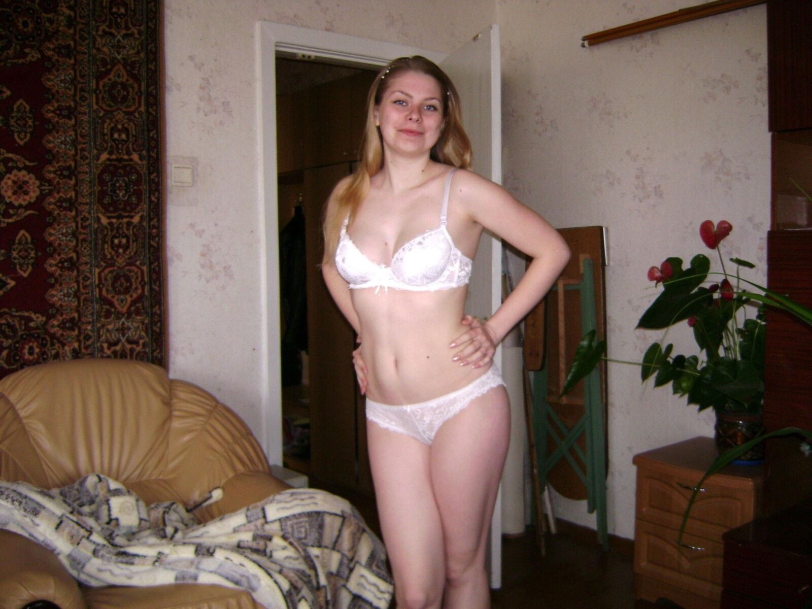 Irina cremiger blonde russische Honig mit geschwollenen Brustwarzen