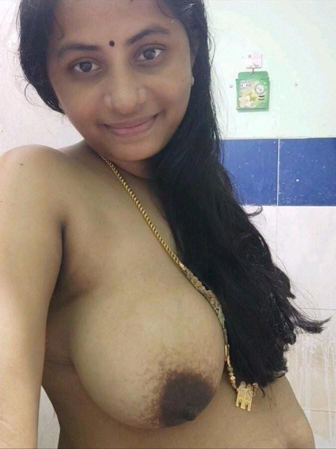 Mulheres indianas comuns com seios maduros