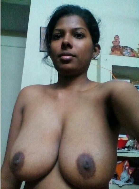 Mulheres indianas comuns com seios maduros