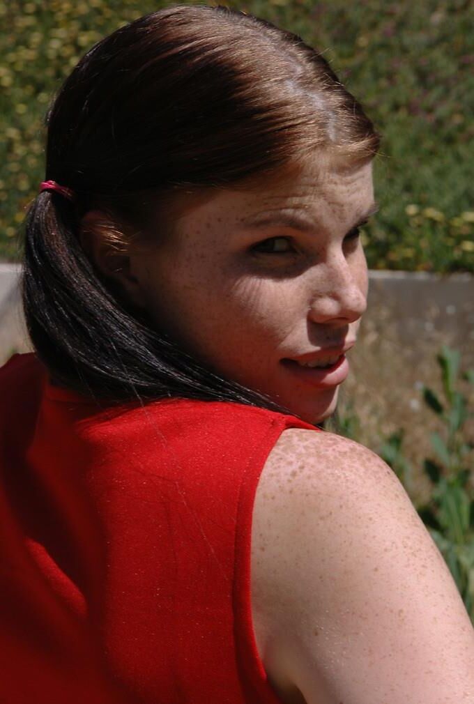 Adorable rousse adolescente avec de minuscules seins et pntoule lisse Holly Lane