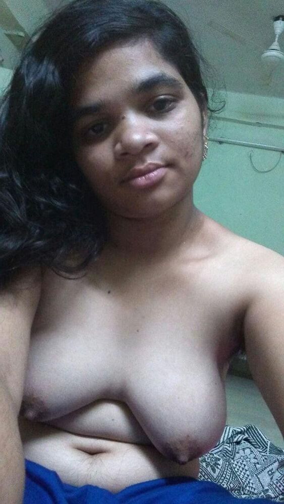 Mulheres indianas comuns com seios maduros