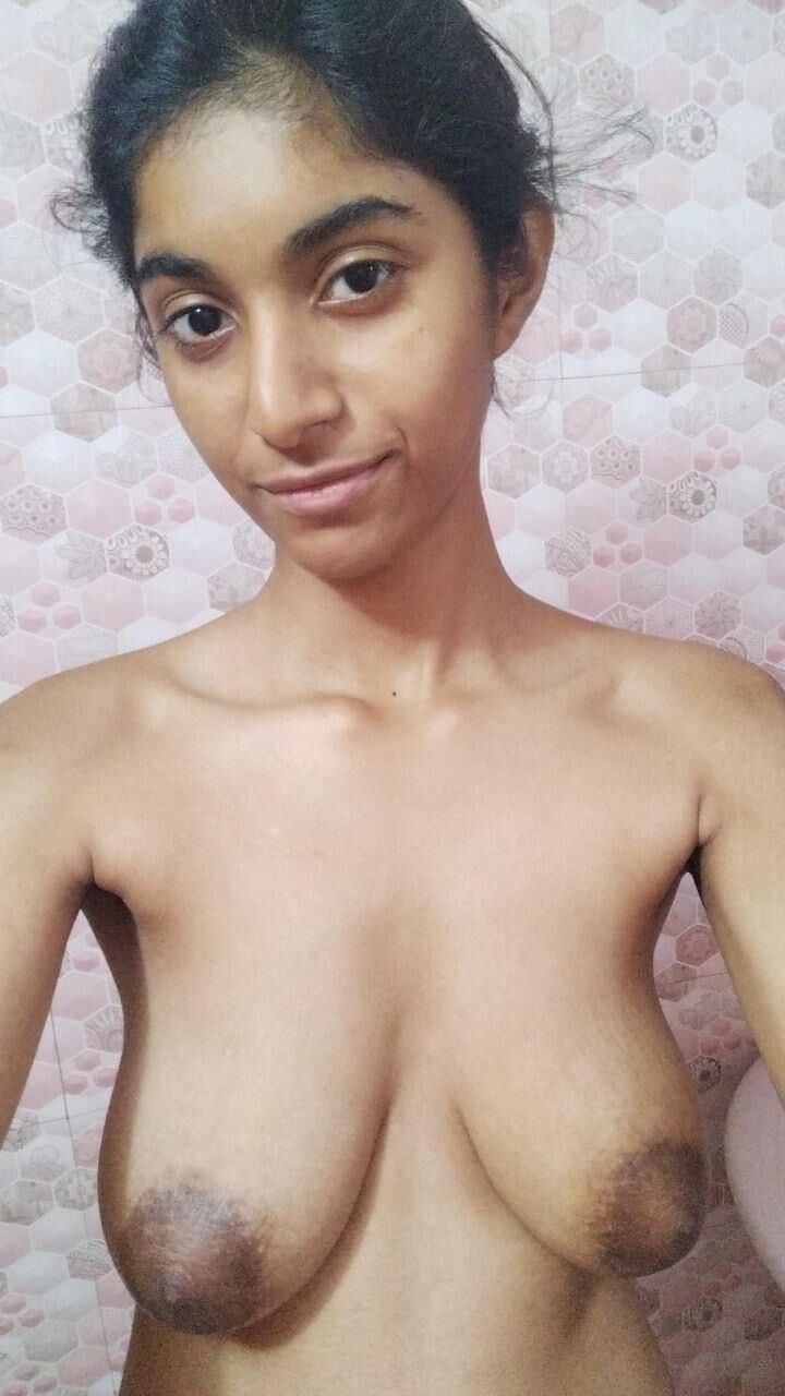 Mulheres indianas comuns com seios maduros