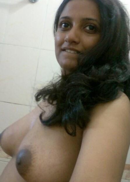 Mulheres indianas comuns com seios maduros