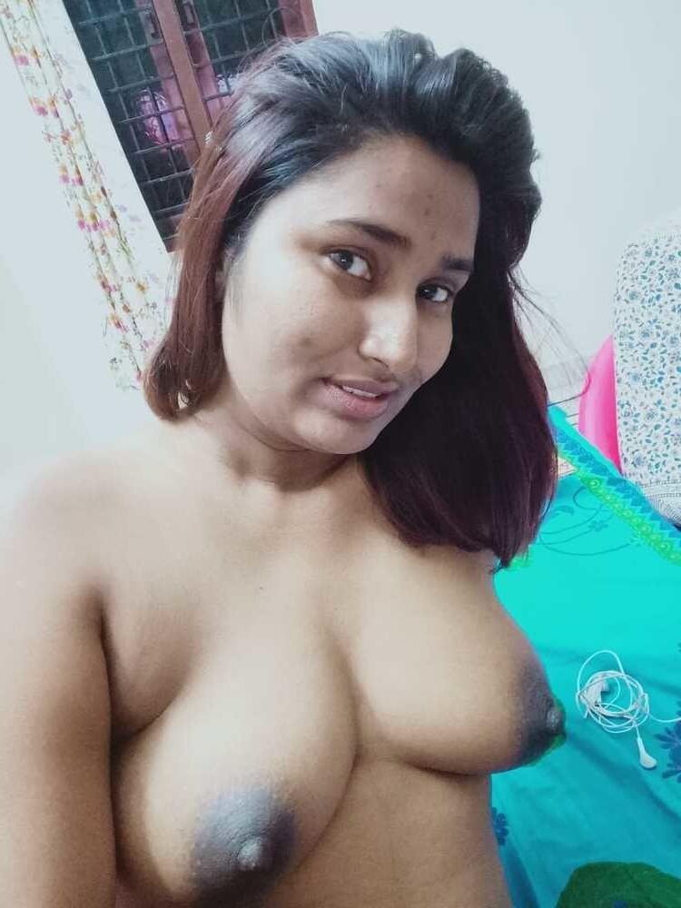 Mulheres indianas comuns com seios maduros