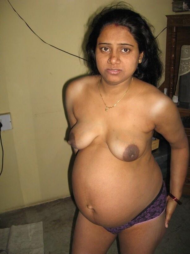 Mulheres indianas comuns com seios maduros