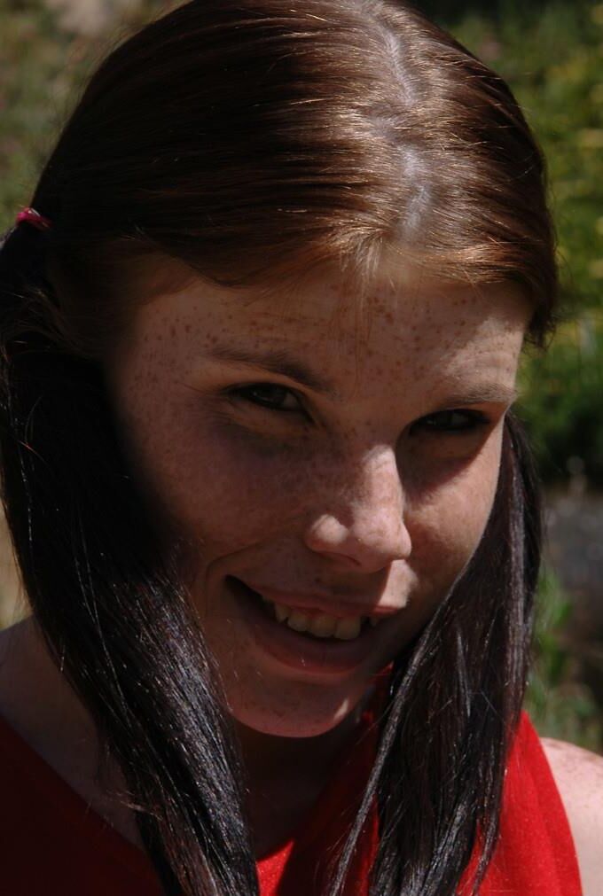 Adorable rousse adolescente avec de minuscules seins et pntoule lisse Holly Lane