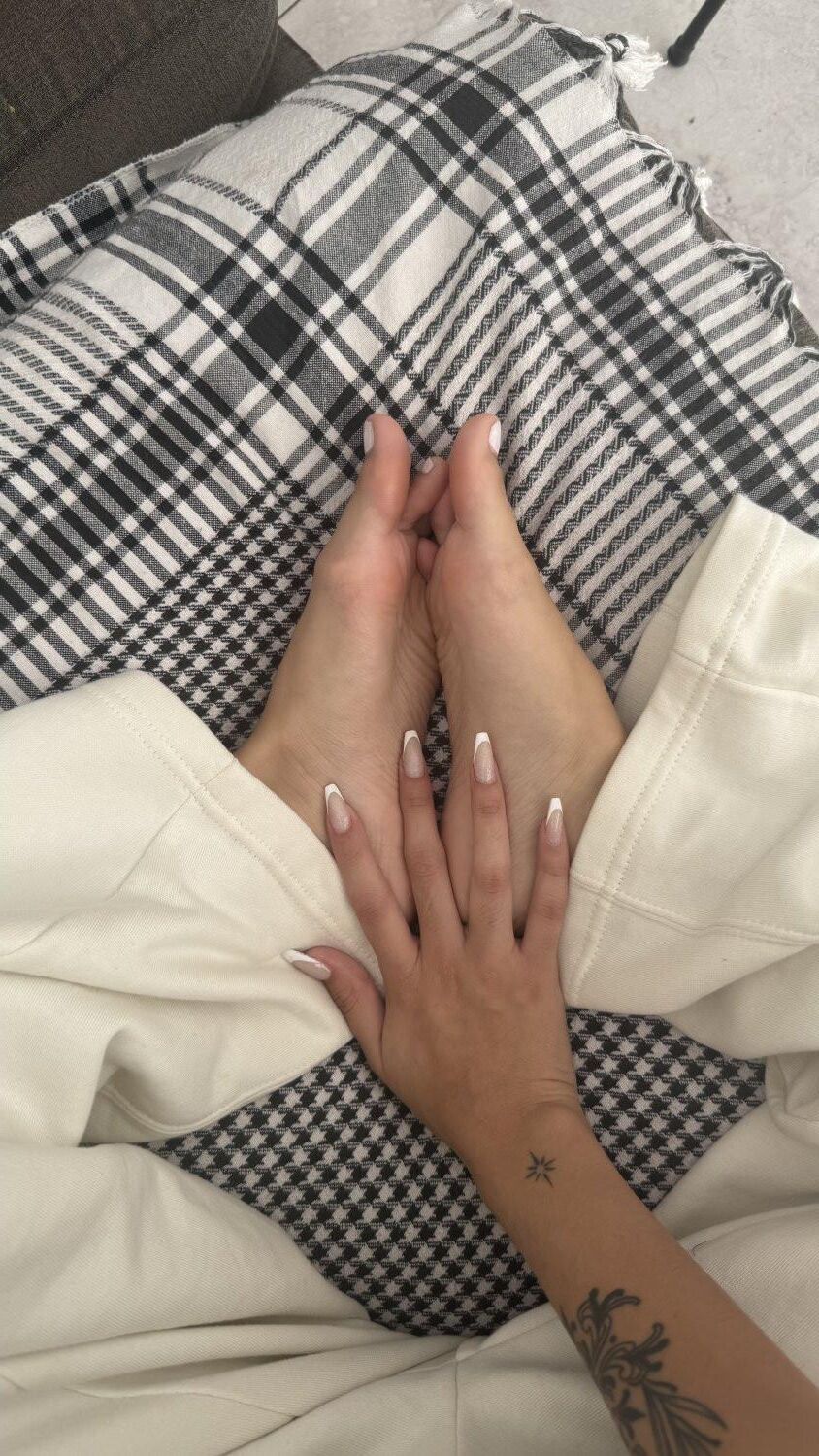 Gorgeous Latina teen foot worship