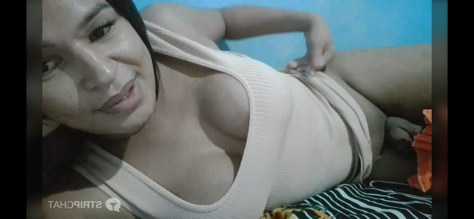 Bottomless Latina shemale in bed