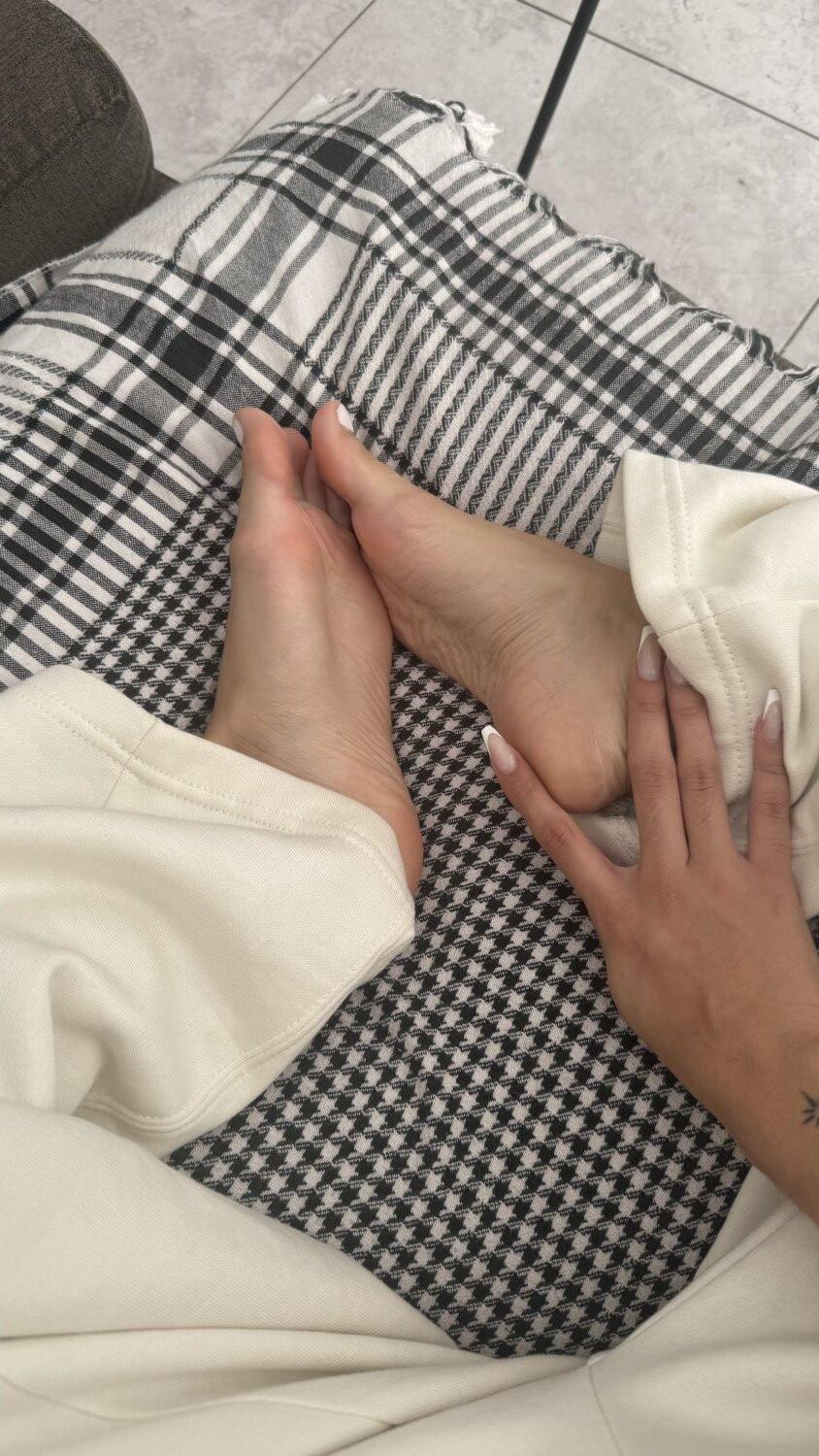 Gorgeous Latina teen foot worship