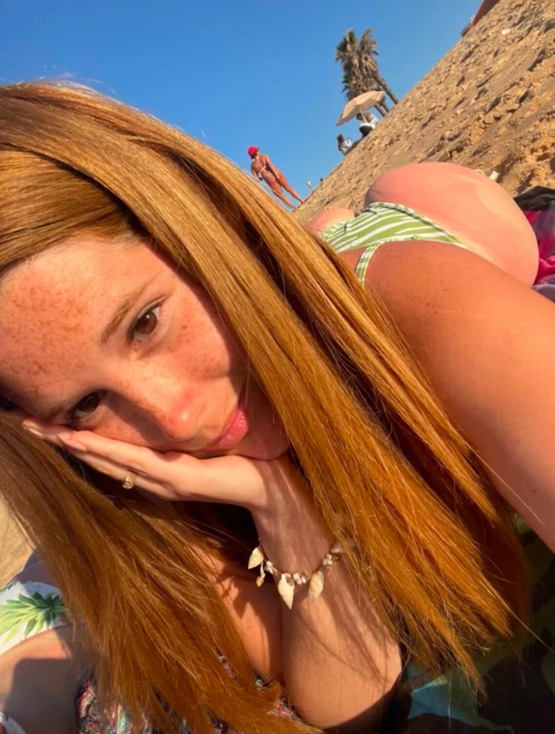 Sexy pelirroja GF tiene un buen cuerpo