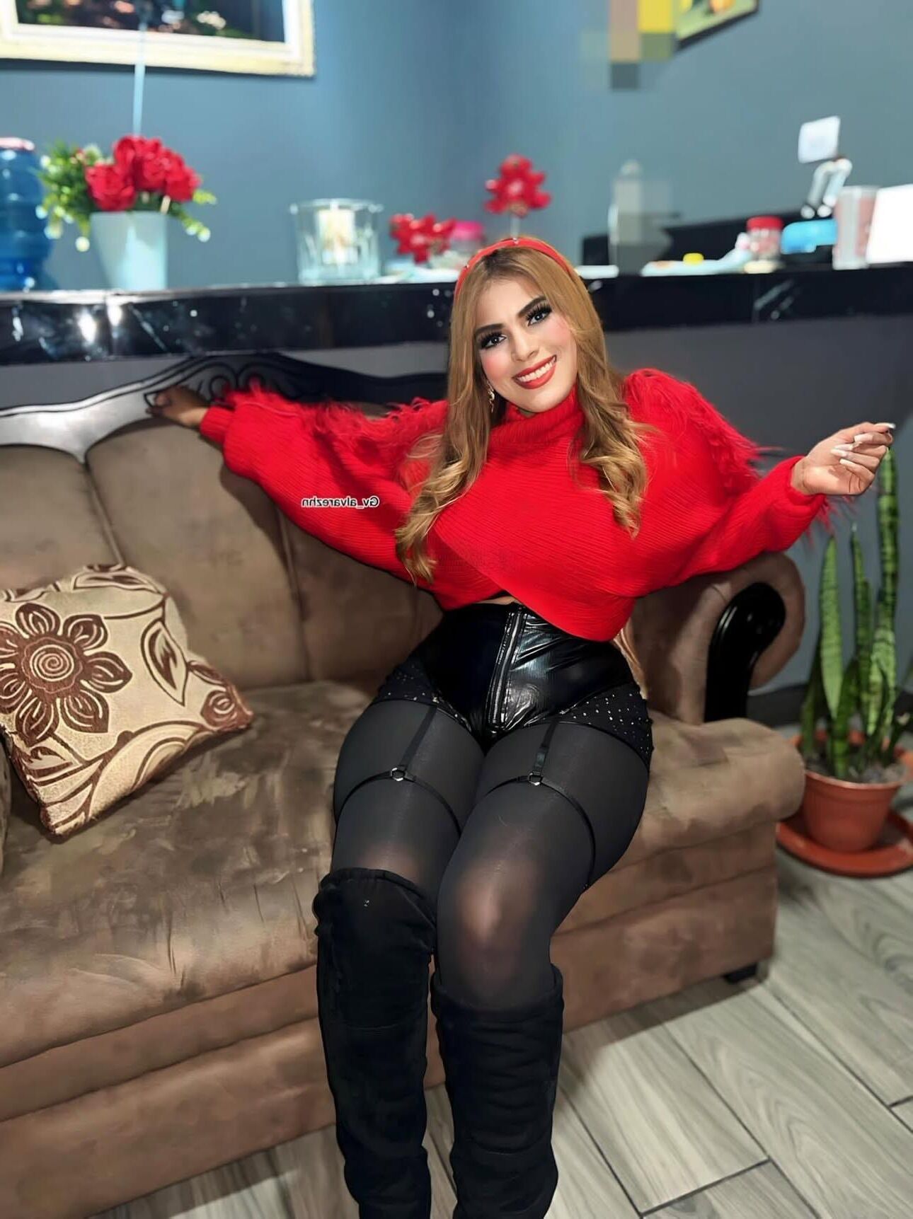 Latina in tights / pantyhose