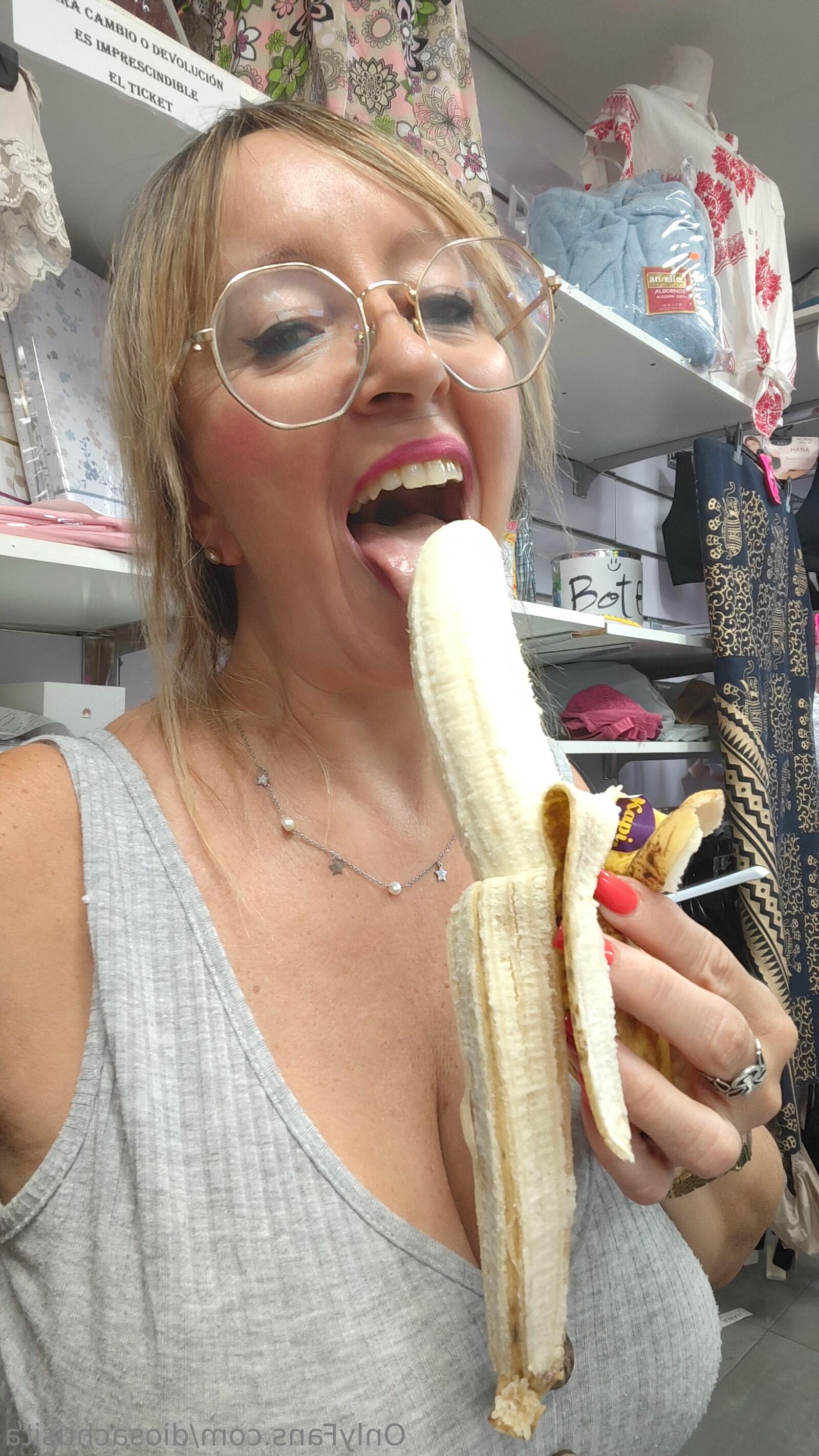 巨大なお尻の大きなおっぱい角質ブロンドラテン系妻ミックスホットショット