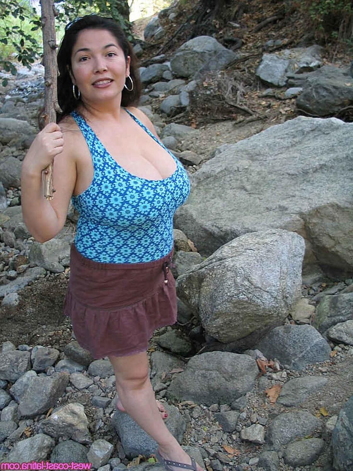 Dulcea Mexican Latina Busty Beauty lors d'une randonnée en sauvagerie