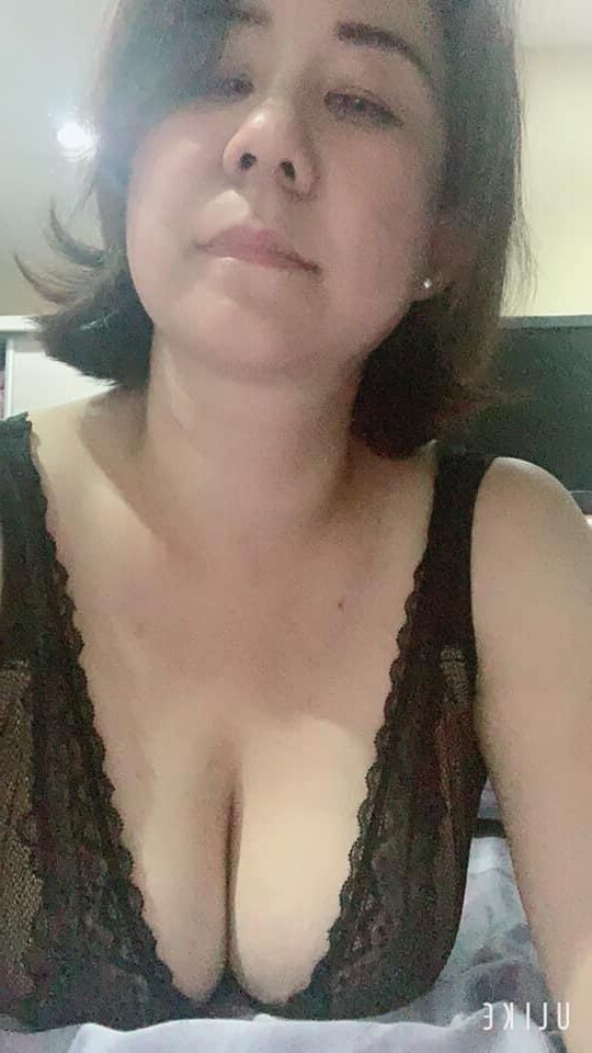 Milf malaisien aux gros seins liz liz liz