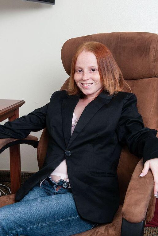 La petite fille coquine vous fera bientôt perdre durement!