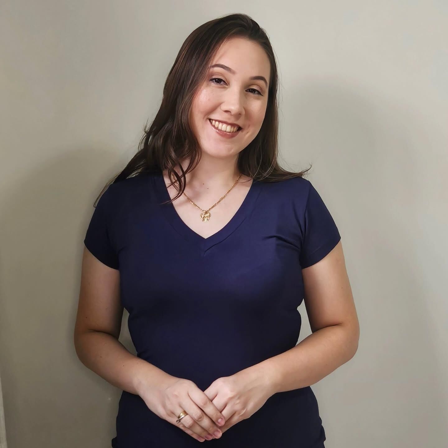 Salope fine latina blanche Aline montrant sa chatte exposée