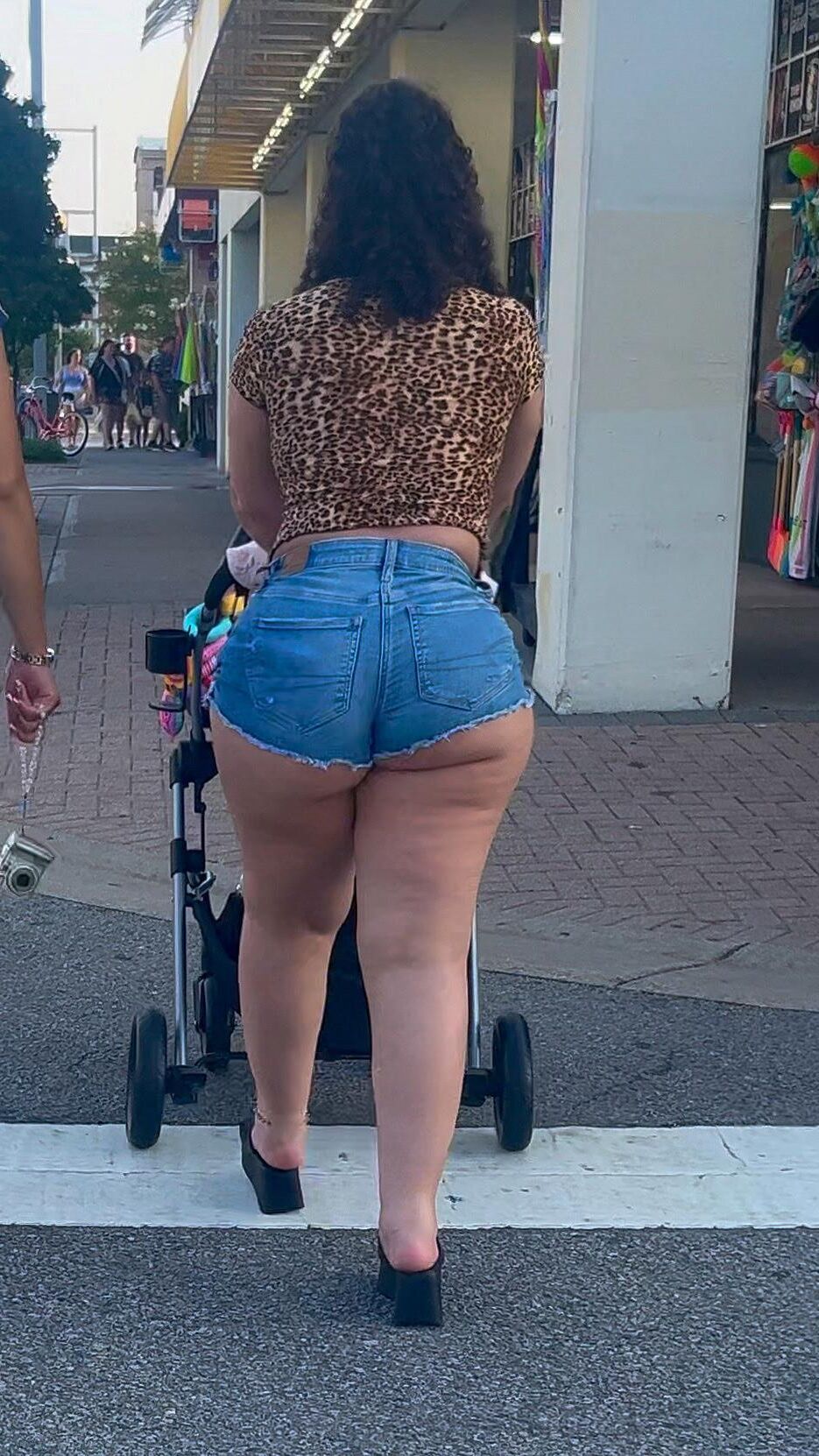 Candide grosse latina joues jean shorts