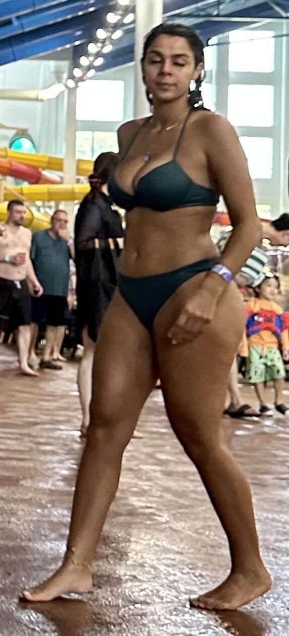 Raven Hair latina en bikini vert sirotant sur daiquiri