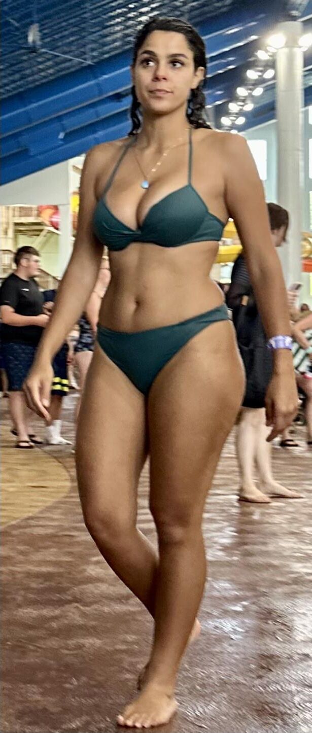 Raven Hair latina en bikini vert sirotant sur daiquiri