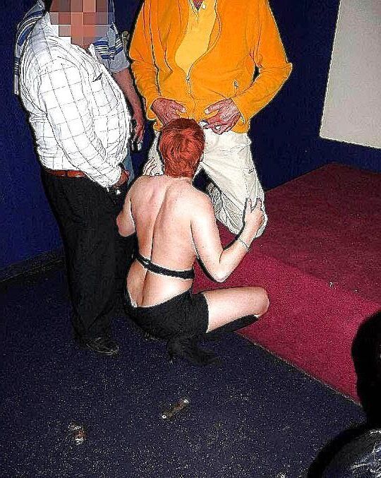 Rousse Pawg dans un théâtre porno