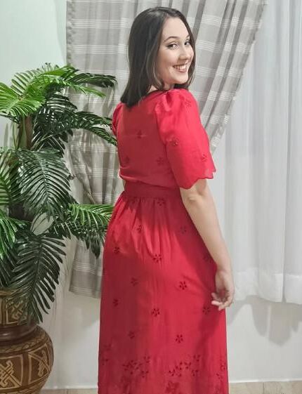 Salope fine latina blanche Aline montrant sa chatte exposée