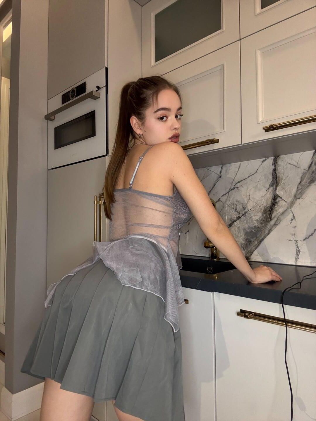 Sexy Russian College Girl Tatyana está buscando polla dura