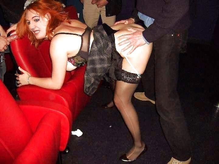 Rousse Pawg dans un théâtre porno