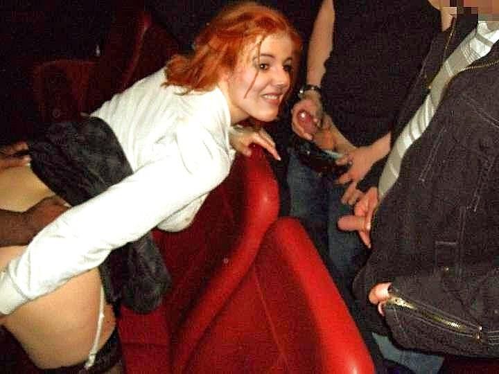 Rousse Pawg dans un théâtre porno