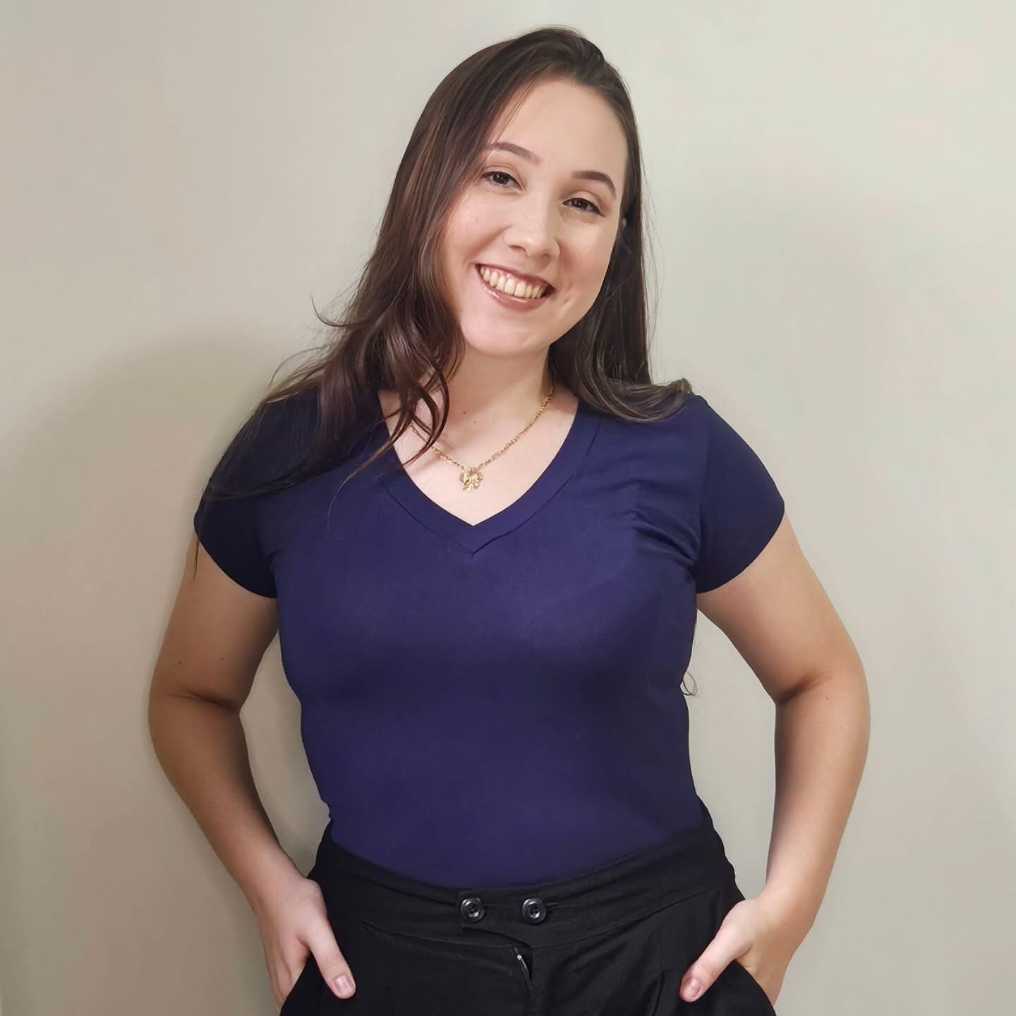 Salope fine latina blanche Aline montrant sa chatte exposée