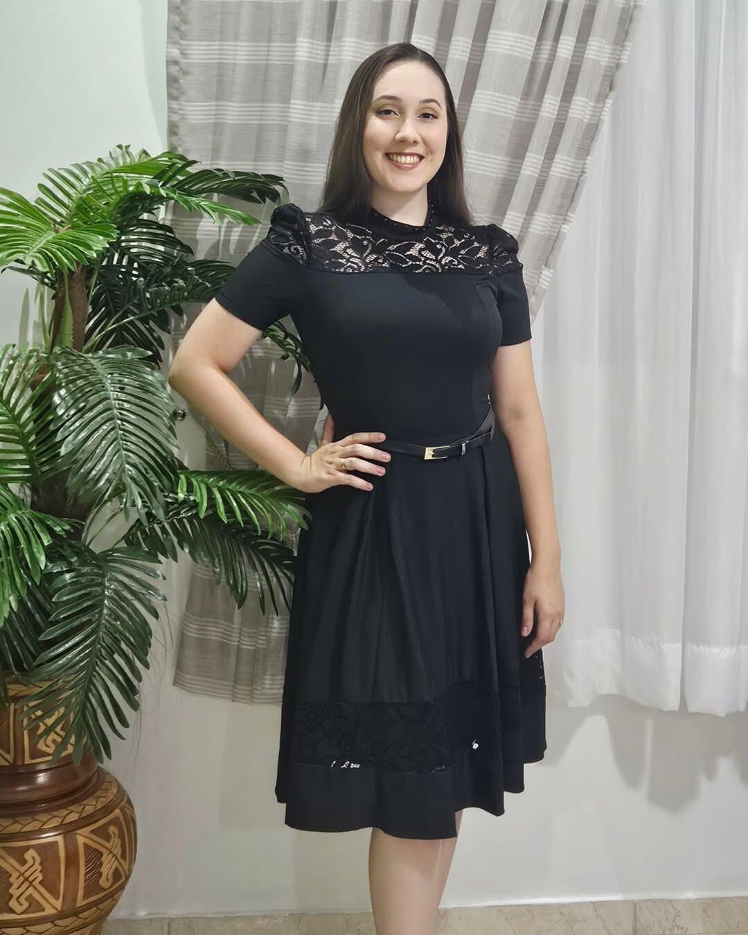 Salope fine latina blanche Aline montrant sa chatte exposée