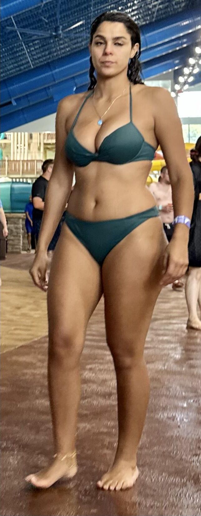 Raven Hair latina en bikini vert sirotant sur daiquiri