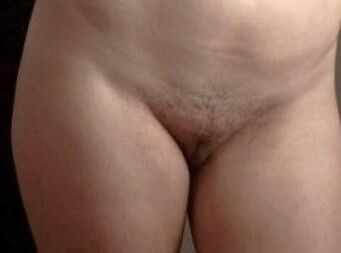 Salope fine latina blanche Aline montrant sa chatte exposée