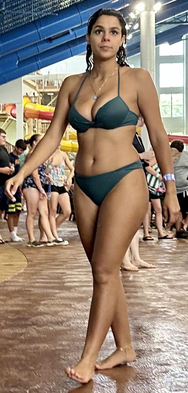 Raven Hair latina en bikini vert sirotant sur daiquiri