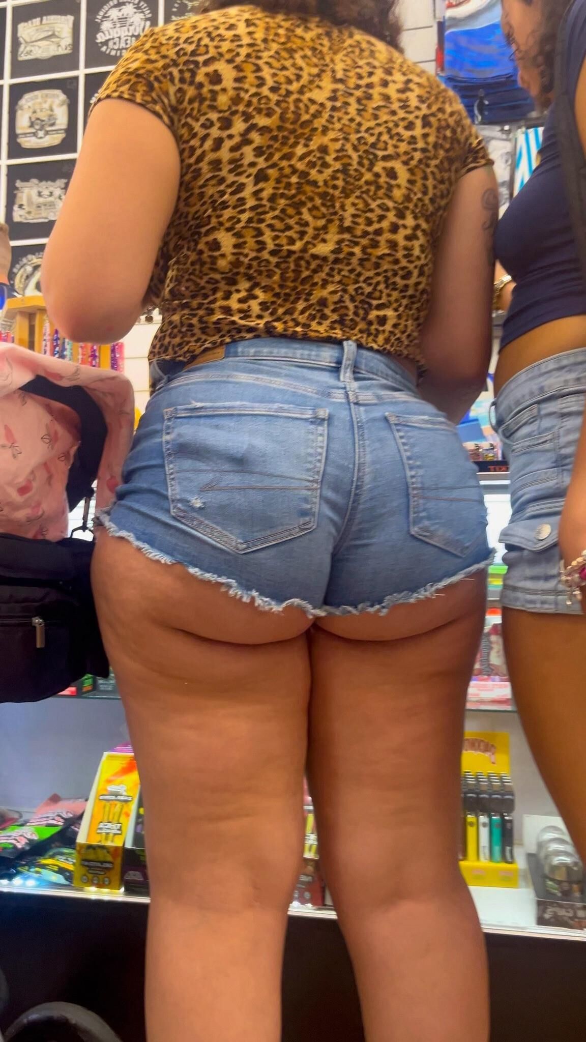 Candide grosse latina joues jean shorts